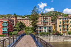 Uno stretto ponticello nella cittadina di Recco, Genova, Liguria. A fargli da cornice le tradizionali case dalle facciate dipinte.




