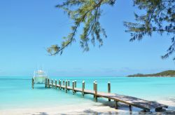 Uno yacht ancorato al molo di legno a Exuma, Arcipelago delle Bahamas.



