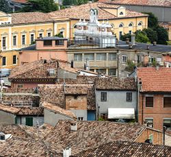 Uno zoom sui tetti delle case del borgo di Santarcangelo vicino a Rimini