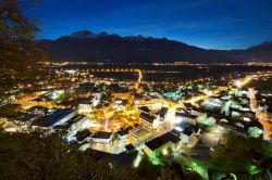 Vaduz by night, Liechtenstein. Ubicata lungo il fiume Reno, questa cittadina venne fondata attorno al 1322 dai conti di Werdenberg.

