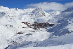 Val Thorens in inverno fotografata dall'alto delle sue piste (Francia).
