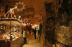 Valkenburg, il mercatino natale di fluweelengrot si svolge all'interno della grotta di velluto, una delle poche grotte dell'Olanda