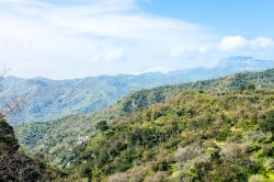 Vallate di montagna intorno a Savoca nella Sicilia orientale - © vvoe / Shutterstock.com