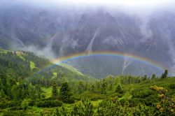 Valle dello Stubai: grazie all'assoluta imprevedibilità delle condizioni atmosferiche, tutto è possibile; capita anche che, dopo un'apparentemente incessante pioggerellina, ...