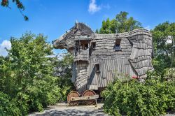 Vallonia: un Cavallo di Troia in legno. Si tratta di una stanza presso l'hotel La Balade des Gnomes vicino a Durbuy, Belgio - © LMspencer / Shutterstock.com