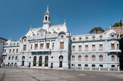 Valparaíso, Cile: l'Edificio de la Comandancia en Jefe de la Armada de Chile si trova nella centralissima Plaza Sotomayor, di fronte al Monumento agli Eroi di Iquique.