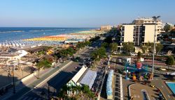 Il lungomare e gli stabilimenti di Valverde di Cesenatico in direzione di Gatteo a Mare.