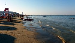 Il bagnasciuga di Valverde di Cesenatico al pomeriggio verso l'ora del tramonto.