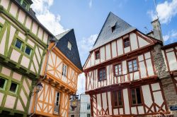 Vannes le antiche case del centro storico del borgo in Bretagna