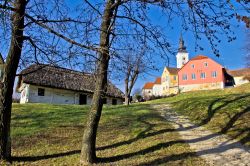 Case in legno nella cittadina di Varazdinske Toplice, località famosa per le sue acque solforose e termali che si trova a 16 km da Varazdin, in Croazia - foto © xbrchx
 ...