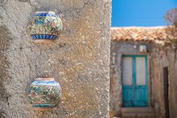 Vasi in ceramica nel centro di Marzamemi, Sicilia - Un particolare delle decorazioni che ornano le abitazioni di questo borgo della Sicilia © Marco Ossino / Shutterstock.com