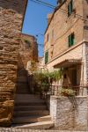 Vecchi edifici in muratura nel centro di Offagna, Ancona, Marche.
