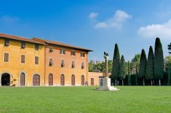 Vecchi palazzi e giardino nella Piazza della Cattedrale a Pisa, Toscana.

