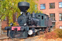 Vecchia locomotiva a vapore a Tampere, Finlandia - Destinato alla trazione dei treni, questa locomotiva a vapore è situata nei pressi di un vecchio edificio in mattoni rossi © Igor ...