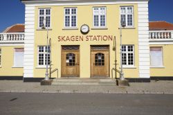 La vecchia stazione centrale di Skagen, Danimarca. Questo edificio rappresenta una delle tipiche costruzioni in stile danese con muri color ocra, tetto rosso e fughe bianche.




