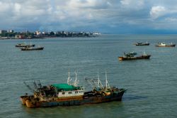 Vecchie barche da pesca arrugginite al porto di Conakry, Guinea. Questa città portuale si affaccia sull'Oceano Atlantico.

