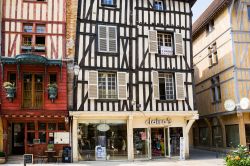 Vecchie case a graticcio in rue Emile Zola nella città di Troyes, Francia. Questa graziosa cittadina è capoluogo del dipartimento dell'Aube - © vvoe / Shutterstock.com ...