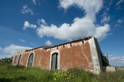 Un vecchio casolare sulla costa di Marzamemi, Sicilia - Uno dei tipici edifici rurali che si possono incontrare lungo la costa di questa località "nobilitata" dalle acque del ...