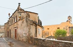 Vecchio edificio con la Cittadella Genovese sullo sfondo, Bastia. Palazzo dei Governatori, in origine una semplice torre, fu presto trasformato in un castello per la difesa della città. ...