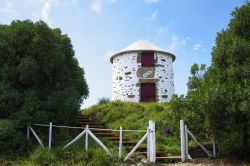 Un vecchio mulino a vento imbiancato nel Parque Natural do Litoral, Esposende, nord del Portogallo.
