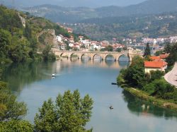 Vecchio ponte sul fiume Drina a Visegrad, Bosnia e Ergegovina. E' il simbolo della città: venne eretto alla fine del XVI° secolo su ordine del gran visir Mehmed Pasa Sokolovic. 
 ...