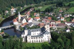 Veduta aerea di Rozmberk nad Vltavou, Repubblica Ceca. Affacciata sulle rive della Moldava e immersa nella natura, questa città nel sud del paese appare ancora più suggestiva se ...