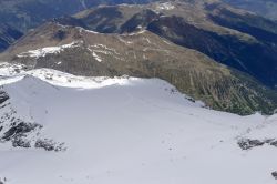 Veduta aerea da un piccolo aeroplano delle piste di Livrio in estate, Passo dello Stelvio.

