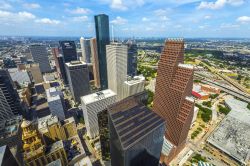 Veduta aerea dei moderni edifici nel centro di Houston, Texas, in una giornata di sole. La città è famosa nel mondo per la sua industria energetica e aeronautica oltre che per ...