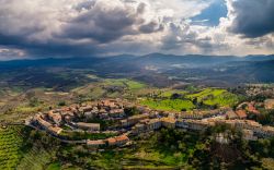 Veduta aerea del borgo di Chiusdino in Toscana