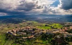 Veduta aerea del borgo di Chiusdino in Toscana
