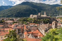 Veduta aerea del centro di Bellinzona con il castello di Castelgrande in secondo piano. Siamo in Canton Ticino, in Svizzera