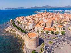 Veduta aerea del centro storico di Alghero, Sardegna nord-occidentale