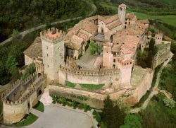Veduta aerea del Mastio e del Borgo di Vigoleno in provincia di Piacenza