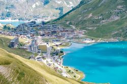 Veduta aerea del villaggio di Tignes e del suo lago in estate (Francia): nei mesi estivi si possono praticare numerosi sport acquatici fra cui canoa, kayak e SUP.

