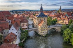 Veduta aerea della città di Bamberga, Germania: sorge sul fiume Regnitz, vicino alla confluenza con il Meno.
