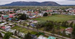 Veduta aerea della città di Puerto Natales, sud del Cile. Questo Comune della provincia di Ultima Esperanza si trova nella regione delle Magellane e Antartide Cilena.

