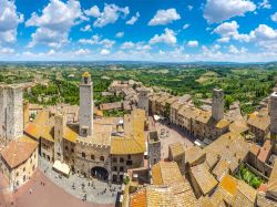 Veduta aerea della città storica di San Gimignano, Toscana, con la campagna senese sullo sfondo - © canadastock / Shutterstock.com
