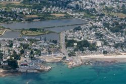 Veduta aerea della cittadina di Carnac, Francia. Questa pittoresca città del Vecchio Continente è celebre non solo per i complessi megalitici ma anche per i suoi monumenti artistici ...