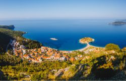 Veduta aerea della penisola di Sveti Stefan, Montenegro. Siamo nella parte centrale della costa del Montenegro, a sud di Budua.

