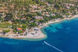 Veduta aerea della spiaggia sabbiosa di Zrnovo vicino a Orebic, Croazia. Questa località è conosciuta fra gli appassionati di surf. 

