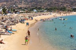 Veduta aerea delle spiagge di Ios, Grecia. Quest'isola dell'arcipelago delle Cicladi è famosa per l'atmosfera piacevole e le attività legate al divertimento - © ...