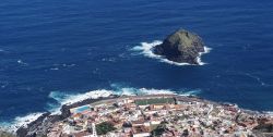 Veduta aerea di Garachico e la sua costa rocciosa, isola di Tenerife, Canarie  - © Oblongo, CC BY 2.0, Wikipedia