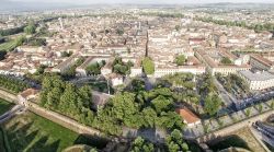 Veduta aerea di Lucca e delle sue mura, Toscana. Situata sulle rive del fiume Serchio, Lucca è nota per la sua cinta muraria rinascimentale che circonda il centro storico e le sue strade ...