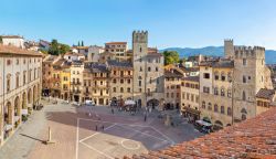 Veduta aerea di Piazza Grande nel centro storico di Arezzo in Toscana