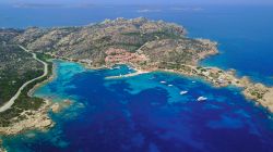 Veduta aerea di Porto Massimo sull'isola de La Maddalena in Sardegna, Costa Smeralda