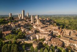 Veduta aerea di San Gimignano, Toscana, Italia. L'origine di questa località nel cuore della Toscana risale al popolo degli etruschi a partire dal IV° secolo a.C.
