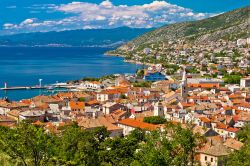 Veduta aerea di Senj, Croazia. Segna, nome italiano di questa località, è collegata all'entroterra grazie alla strada Giuseppina.



