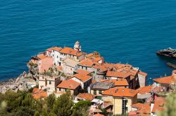 Veduta aerea di Tellaro, La Spezia, Italia. Questa frazione del Comune di Lerici è una delle borgate marinare che ogni anno partecipano al Palio del Golfo, sfida remiera che si svolge ...