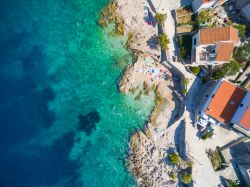 Veduta aerea di una spiaggia di Primosten, popolare destinazione estiva per le vacanze.

