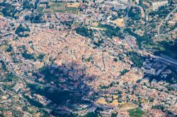 Veduta aerea di Velletri uno dei sobborghi di Roma, tra i Castelli Romani - © Quisquilia / Shutterstock.com